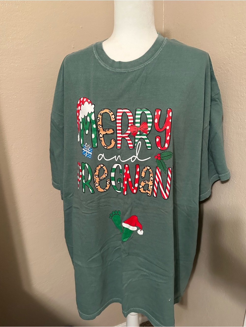 Comfort Colors Green 'Merry and Pregnant' Holiday Graphic Tee